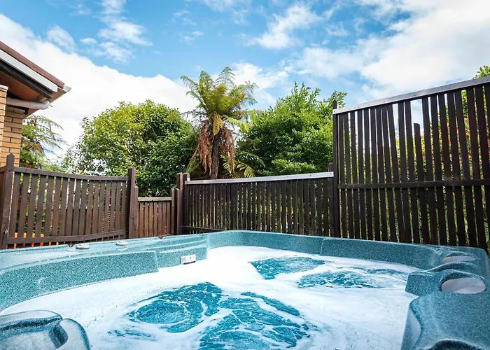 Highfield On High - 50m To The Redwoods Forest With Pool * 罗托鲁阿